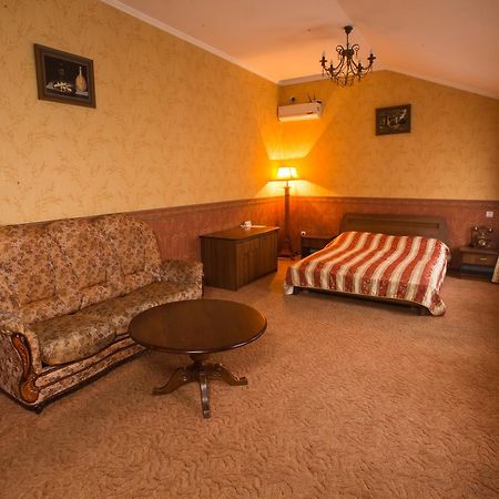 Magnat Lux Hotel Tjernivtsi Exteriör bild