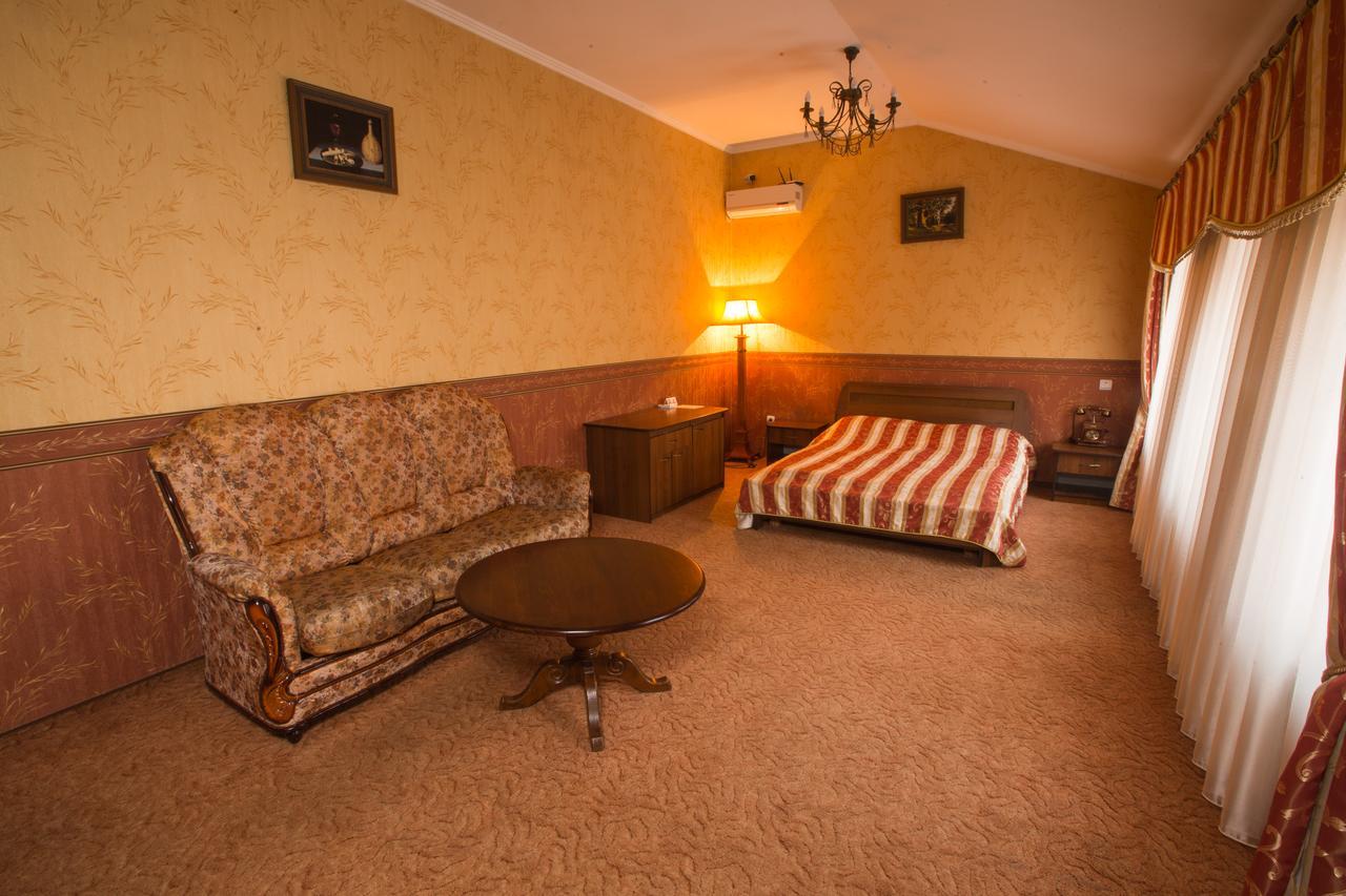 Magnat Lux Hotel Tjernivtsi Exteriör bild